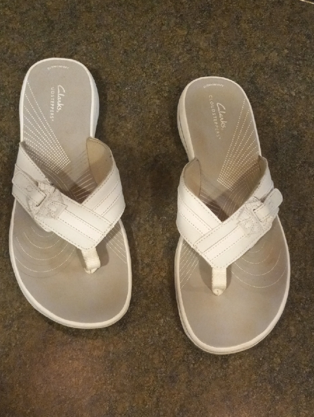 Clarks Women's White and Tan Cloudsteppers Thong Sandals SZ.11